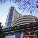 बाज़ार की अराजकता: अरबपति ऊँचाइयों से डिजिटल ब्लैकआउट तक